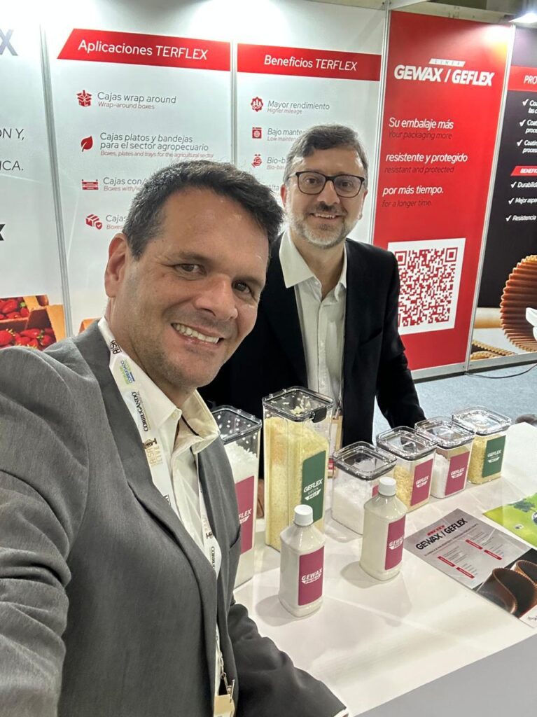 "Equipe da Gequímica na ACCCSA 2025 em frente ao estande com soluções sustentáveis para papelão ondulado e embalagens, apresentando os produtos GEWAX e GEFLEX"